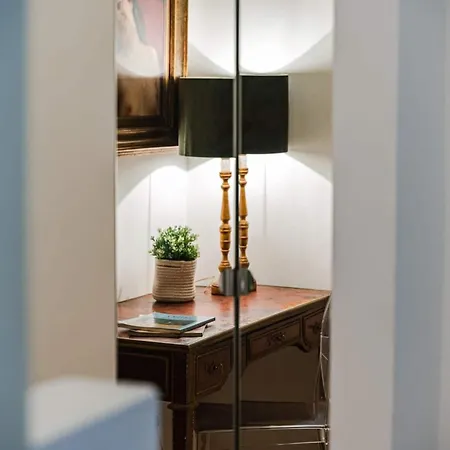 Modern Flat In Historic Center Lägenhet